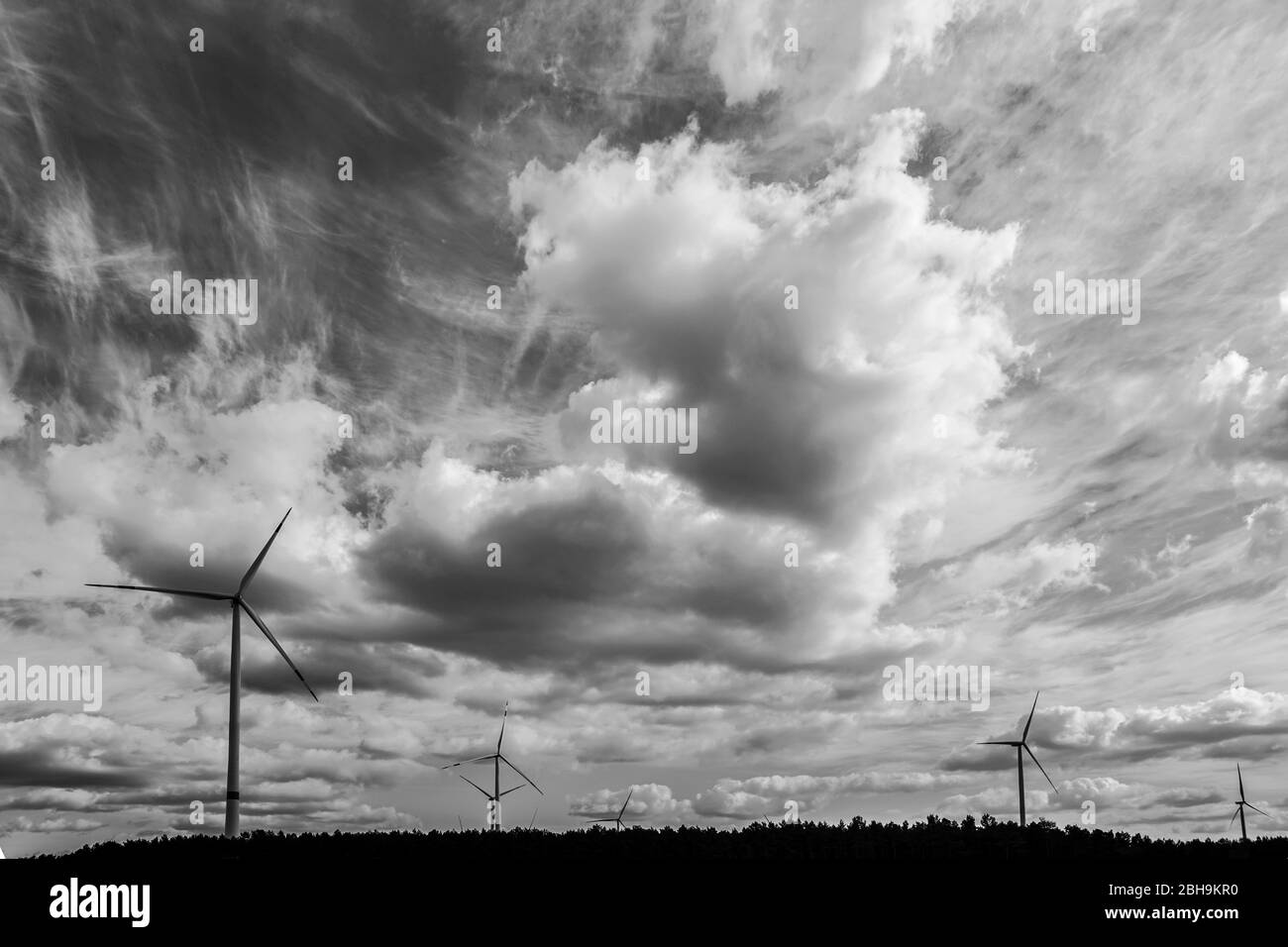 Windenergieanlagen an einem bewölkten Tag Stockfoto