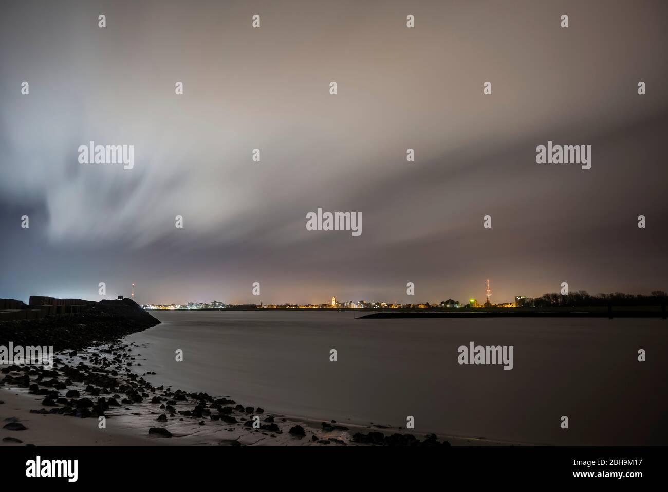 Blick in die Nacht über die Grimmershörner Bucht in Cuxhaven Stockfoto