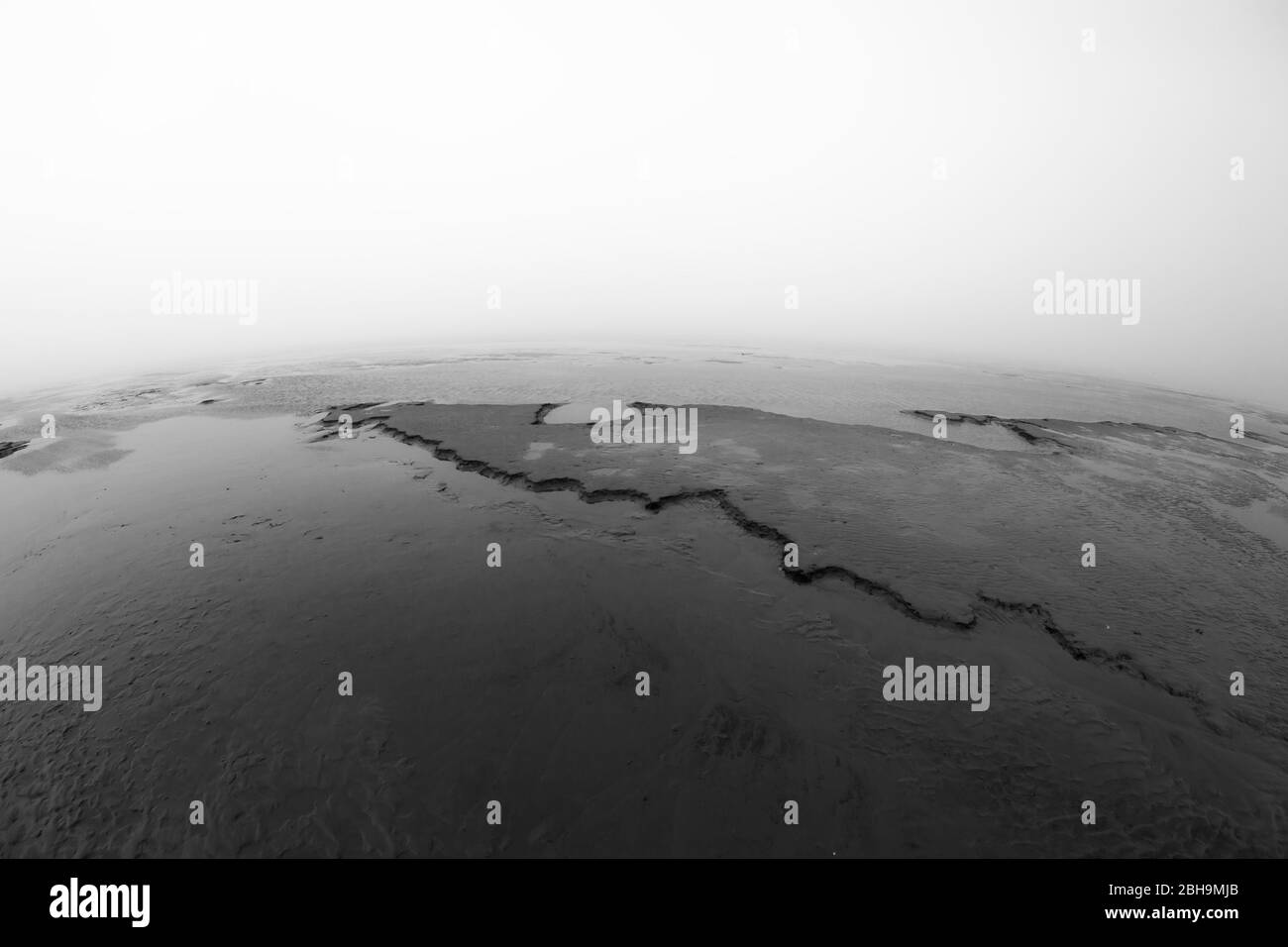 Der Meeresboden bei Ebbe in der Nordsee an einem nebligen Tag Stockfoto