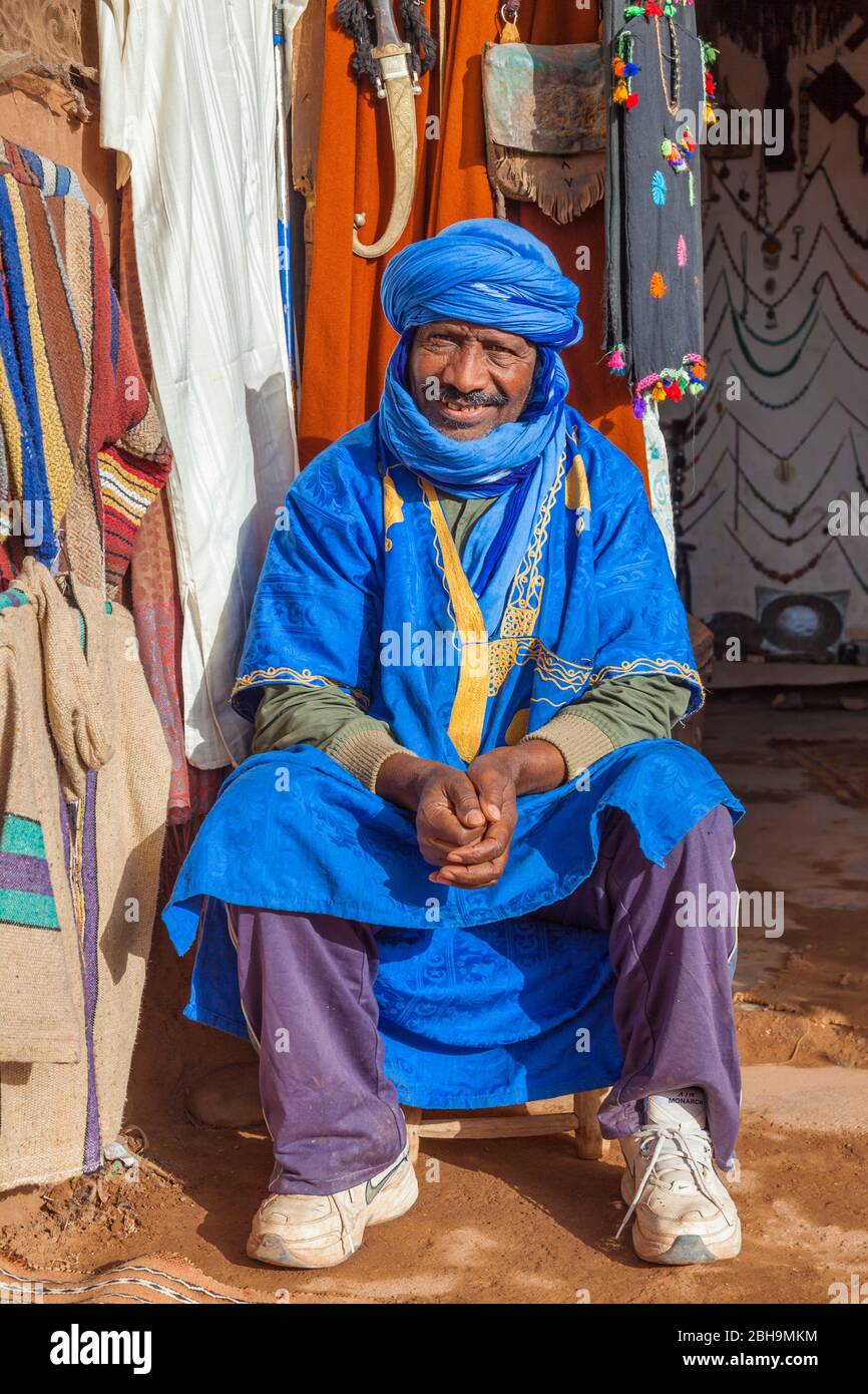 Souvenir Verkäufer, Berber, Ait-Benhaddou, Atlas, Ouarzazate, Al-Magreb, Marokko, Afrika, Stockfoto