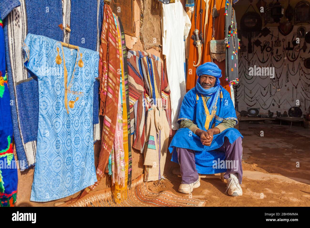 Souvenir Verkäufer, Berber, Ait-Benhaddou, Atlas, Ouarzazate, Al-Magreb, Marokko, Afrika, Stockfoto