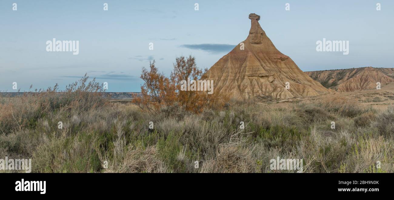 Roadtrip im Winter durch die Halbwüste Bardenas Reales, Navarra, Spanien. Ein UNESCO Biosphärenreservat. Kastilien de Tierra. Stockfoto