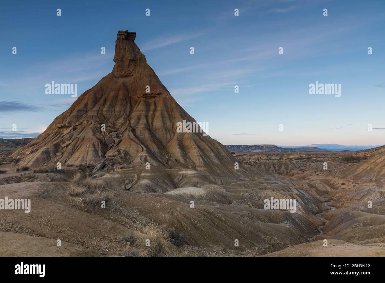 Roadtrip im Winter durch die Halbwüste Bardenas Reales, Navarra, Spanien. Ein UNESCO Biosphärenreservat. Kastilien de Tierra. Stockfoto