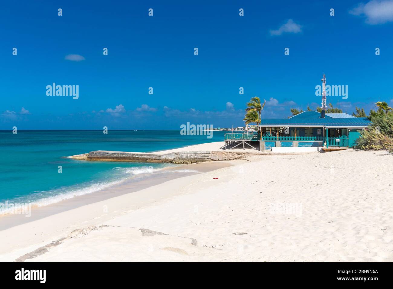 Boot- und Tauchausrüstung mieten, weißer Sandstrand, Cockburn Town, Grand Turk Island, Turks- und Caicos-Inseln, Zentralamerika Stockfoto