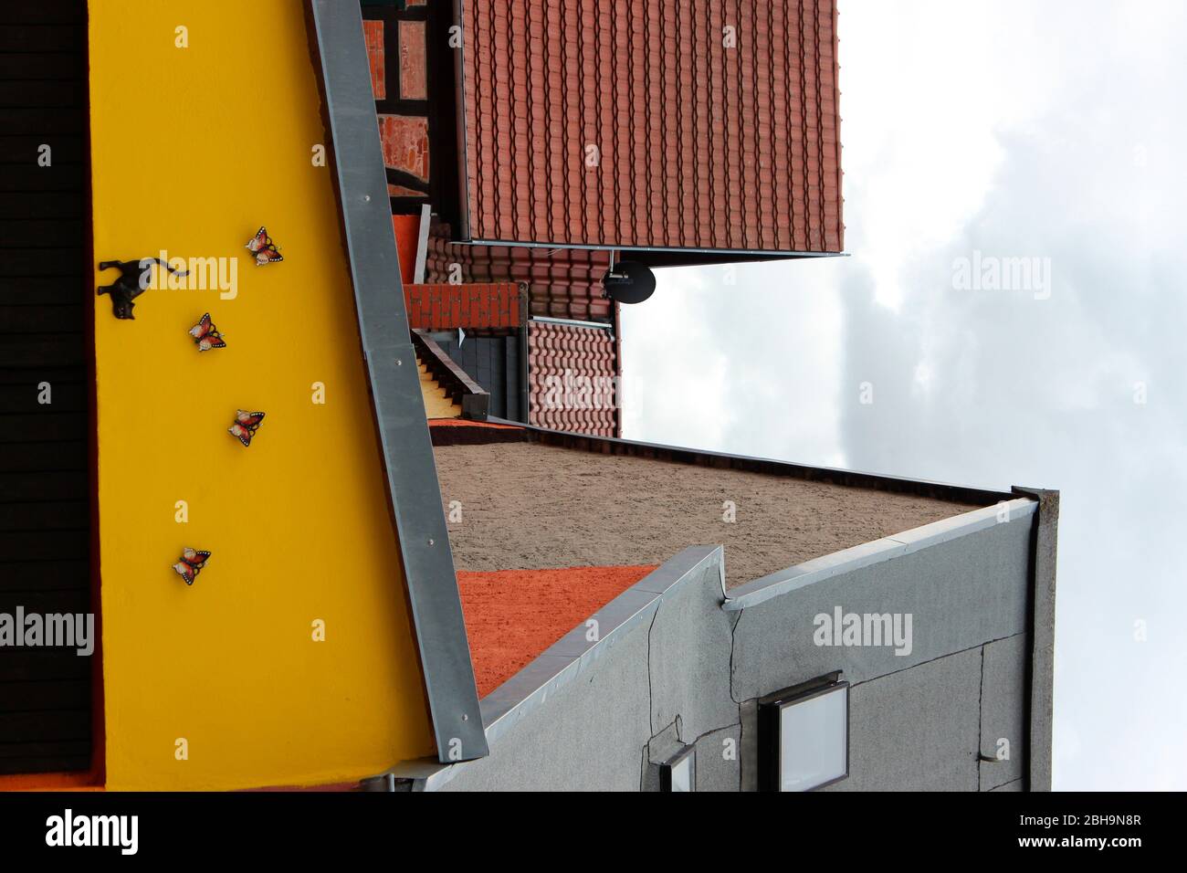 Häuser, Dächer, Fassade, gelb, Katze, Schmetterlinge Stockfoto