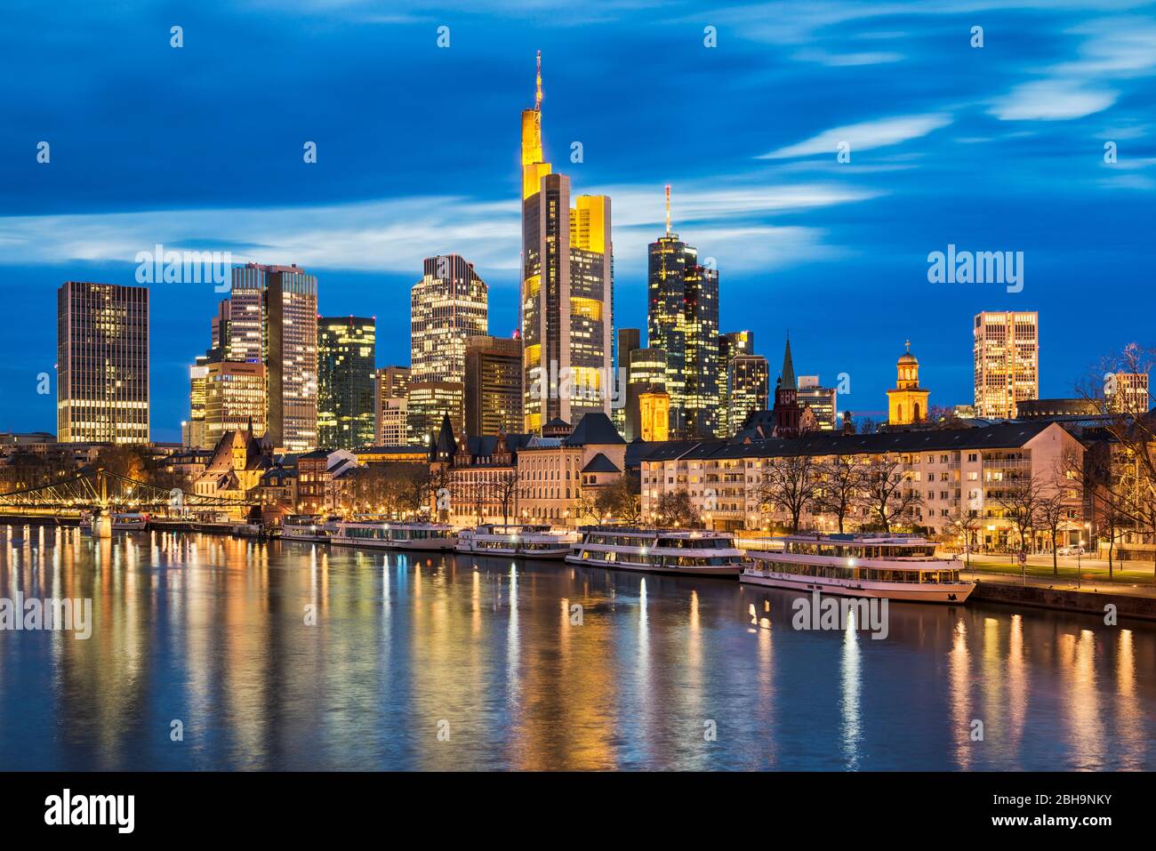 Skyline von Frankfurt, Deutschland bei Nacht Stockfoto