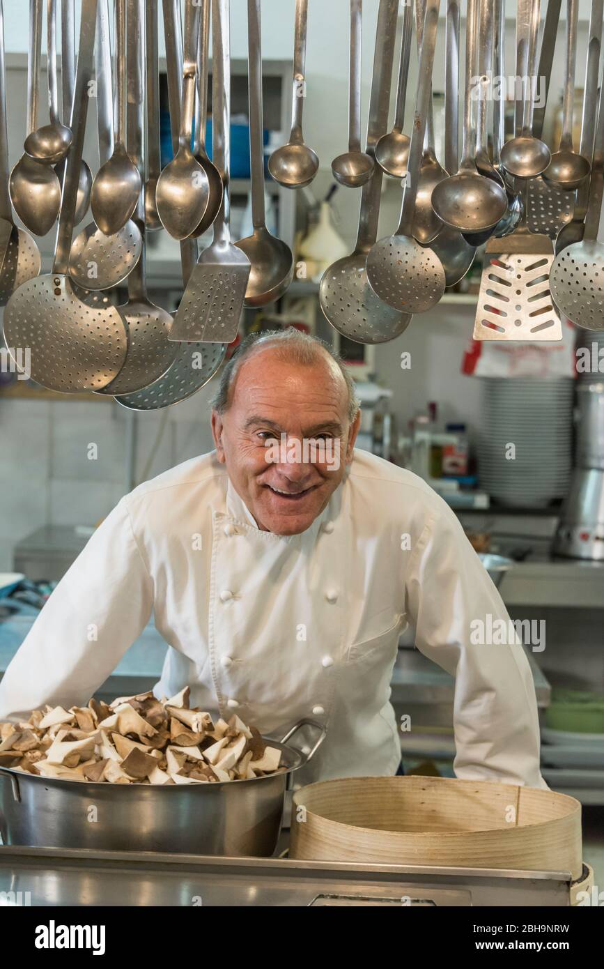 Italien, Mittelmeer Sardinien (Sardegna), Oristano, Siamaggiore, Ristorante Locanda Da Renzo, Küchenchef Renzo Corona in seiner Küche Stockfoto