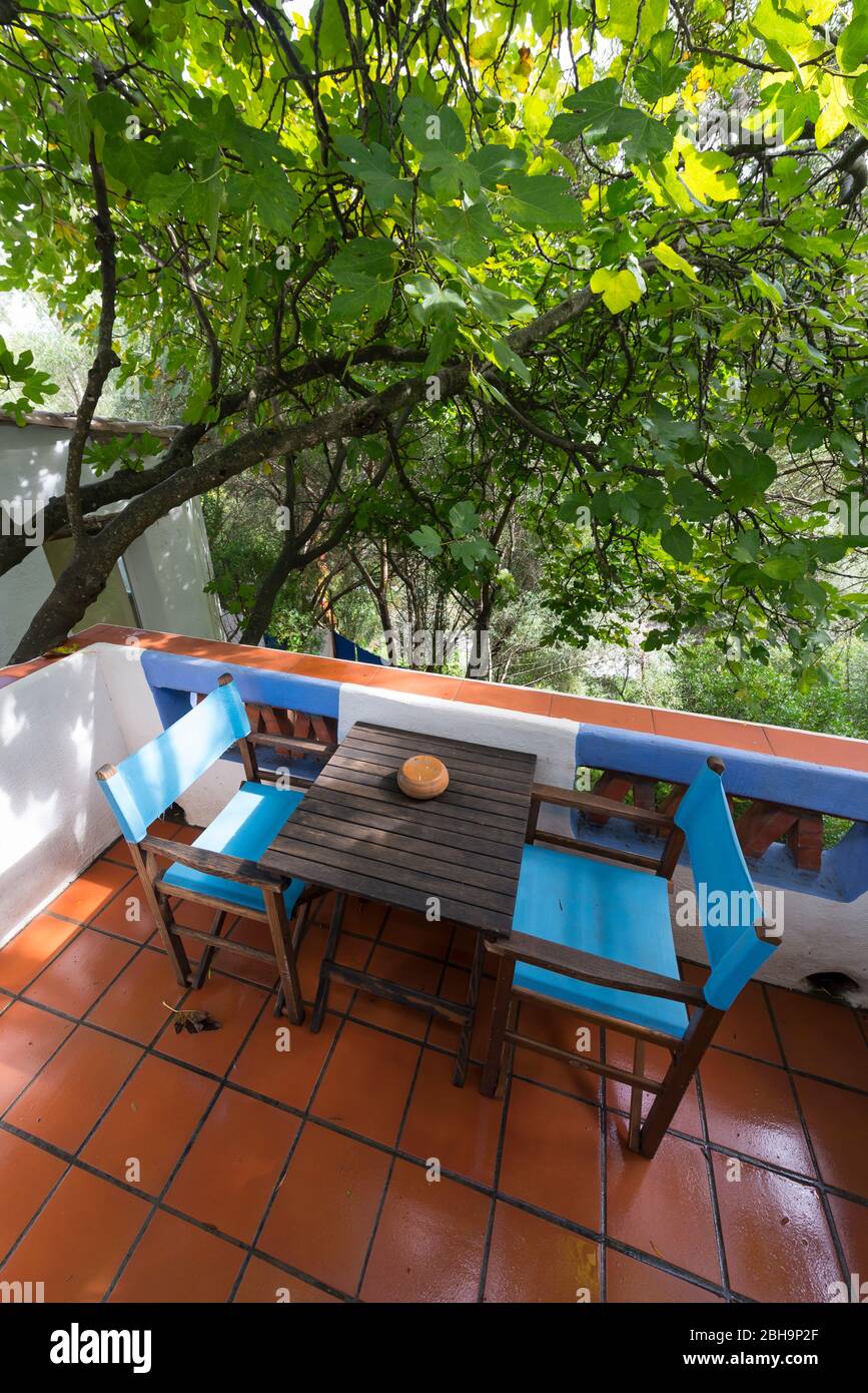 Italien, Mittelmeer-Insel Sardinien (Sardegna), Oliena, Su Gologone Experience Hotel, Balkon, Tisch, Stühle Stockfoto
