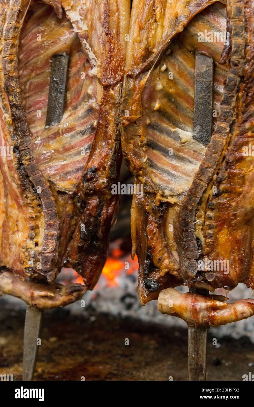 Italien, Mittelmeer-Insel Sardinien (Sardegna), Oliena, Su Gologone Experience Hotel, cucina pastoral e contadina, typische ländliche traditionelle Küche, Su Porceddu, Spezialität, Nationalgericht, Spanferkel Stockfoto