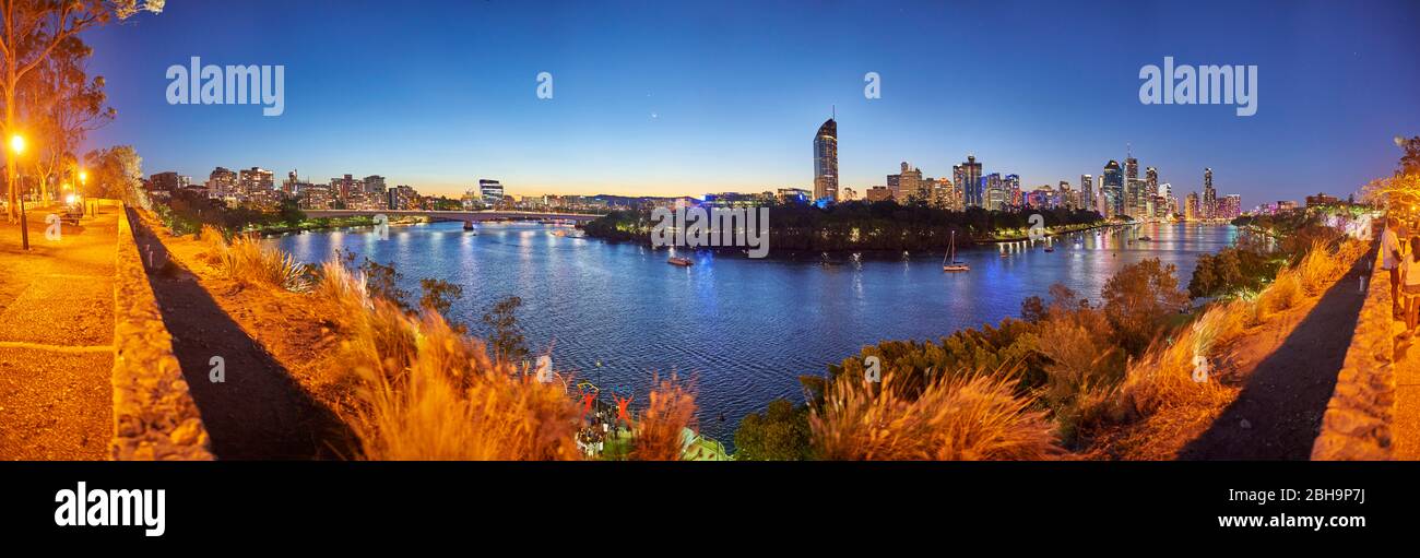 Skyline, Abend, Brisbane River, Kangaroo Point Cliffs, Brisbane, Queensland, Australien, Ozeanien Stockfoto