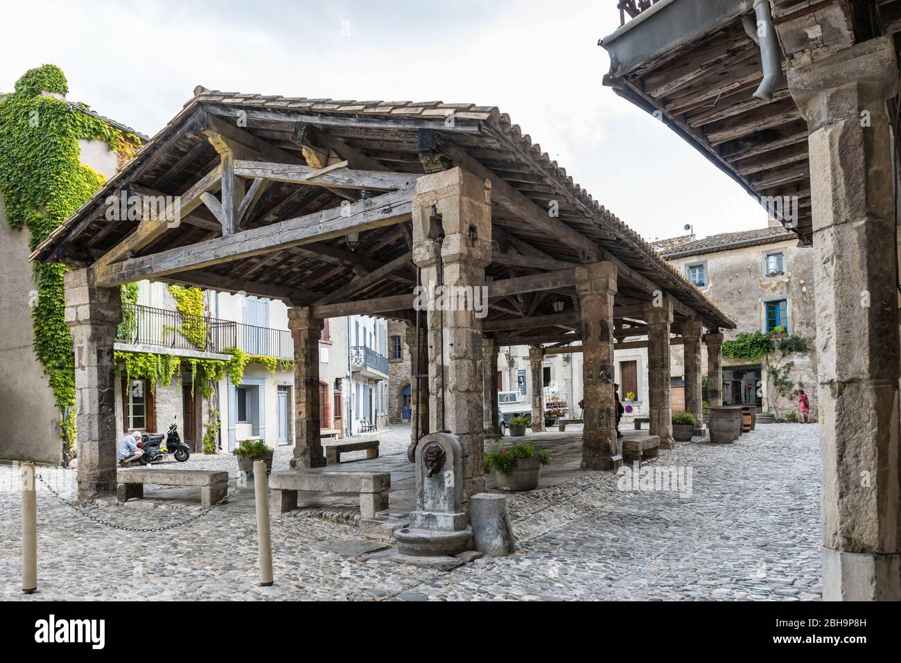 Lagrasse Département Aude, Languedoc-Roussillon, Frankreich, Markthalle in Lagrasse, ist der Ort eines der 100 schönsten Dörfer in Frankreich Stockfoto
