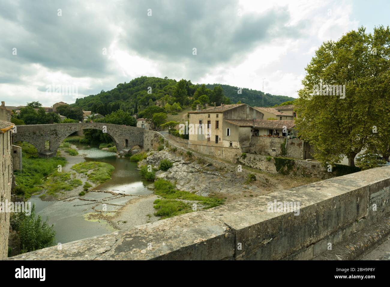 Lagrasse Département Aude, Languedoc-Roussillon, Frankreich, Brücke über das Orbieu in Lagrasse, ist der Ort eines der 100 schönsten Dörfer in Frankreich Stockfoto