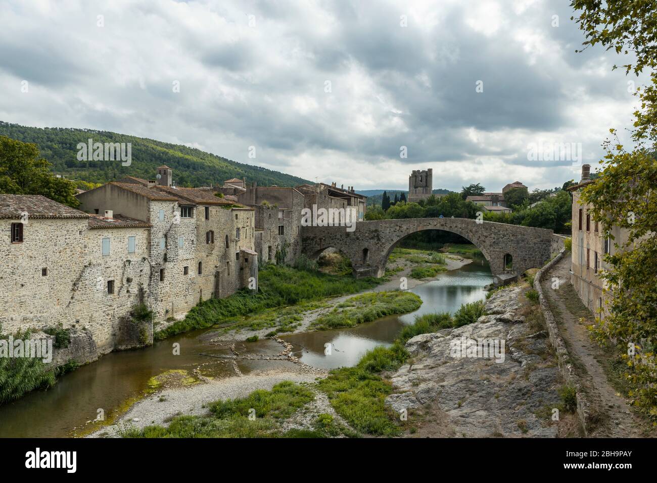 Lagrasse Département Aude, Languedoc-Roussillon, Frankreich, Brücke über das Orbieu in Lagrasse, ist der Ort eines der 100 schönsten Dörfer in Frankreich Stockfoto