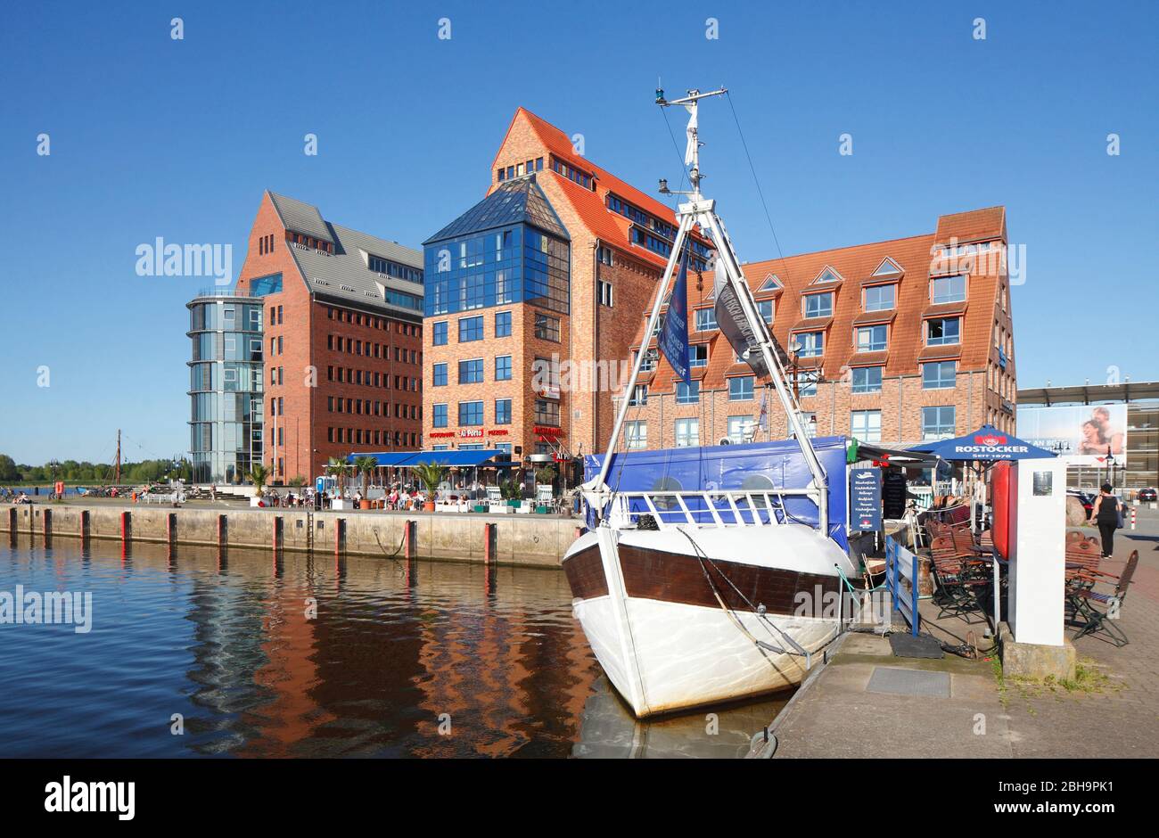 Fischkutter mit Fischjause, Silos, Silohalbinsel, Stadthafen, Rostock, Mecklenburg-Vorpommern, Deutschland, Europa Stockfoto