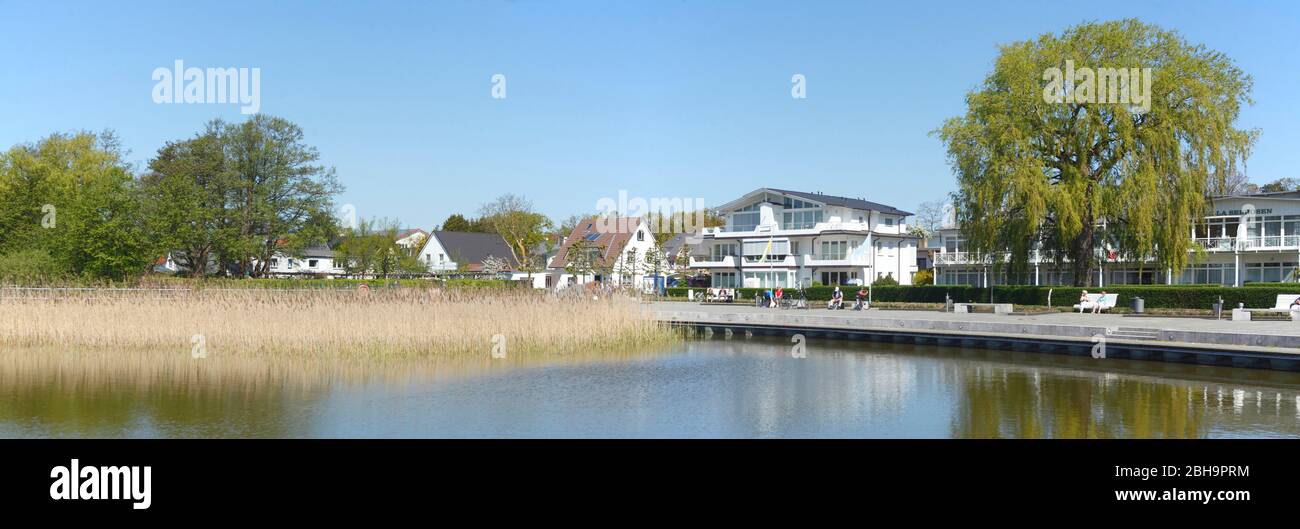 Schmachter See mit Wohnhäuser, Panoramaaufnahme, Binz auf Rügen, Insel Rügen, Mecklenburg-Vorpommern, Deutschland, Europa Stockfoto