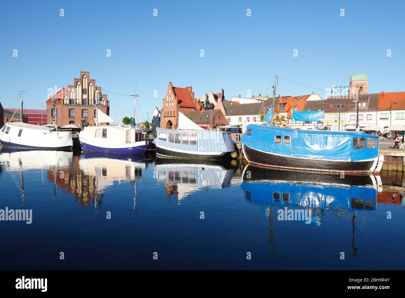 Alter Hafen mit Fischerbooten, Alter Zollhaus und Wassertor, Wismar, Mecklenburg-Vorpommern, Deutschland, Europa Stockfoto
