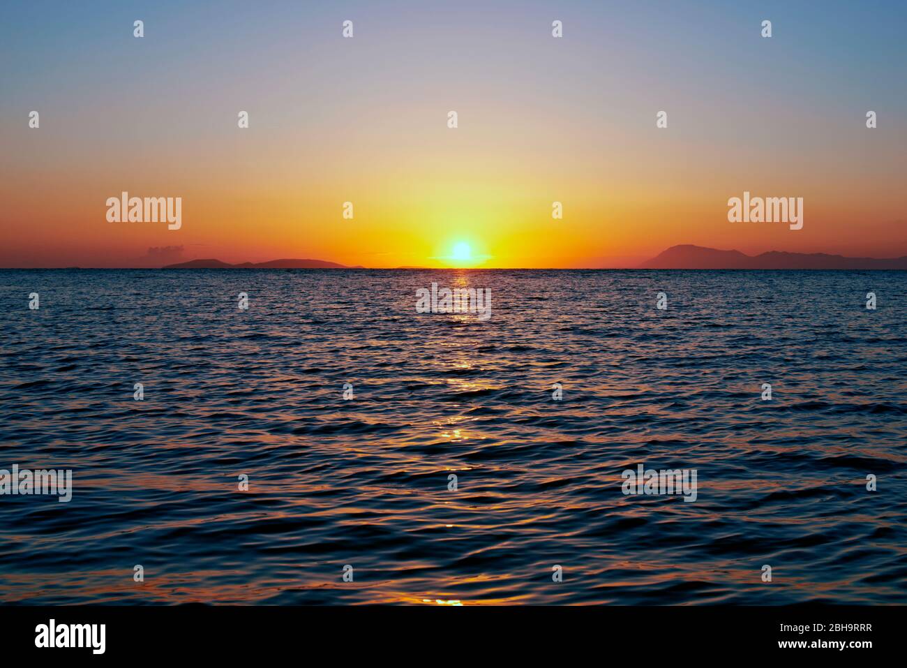 Sonnenuntergang über dem Wasser Stockfoto