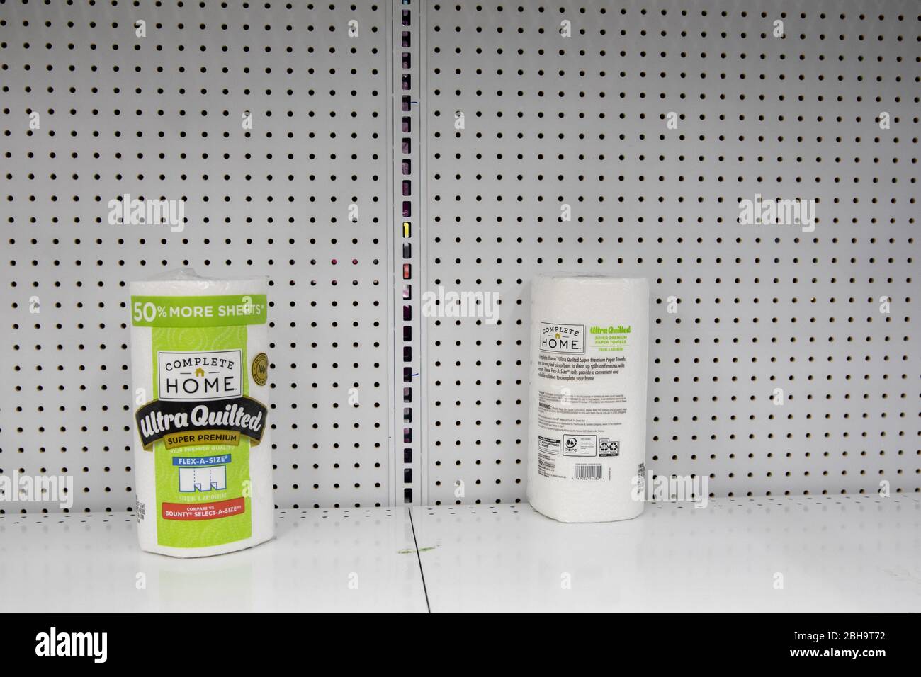 Washington, Usa. April 2020. Ein paar Rollen von Papierstädten sind bei Walgreens in Washington, DC übrig am Freitag, den 24 2020. April, hat der Kongress eine Infusion von fast 500 Milliarden Dollar Coronavirus ausgegeben Donnerstag, Die Arbeitgeber und Krankenhäuser werden unter dem Druck einer Pandemie, die fast 50,000 amerikanische Menschenleben gefordert hat, und einer von sechs US-Arbeitsplätzen in die Wege gerufen. Foto von Tasos Katopodis/UPI Quelle: UPI/Alamy Live News Stockfoto