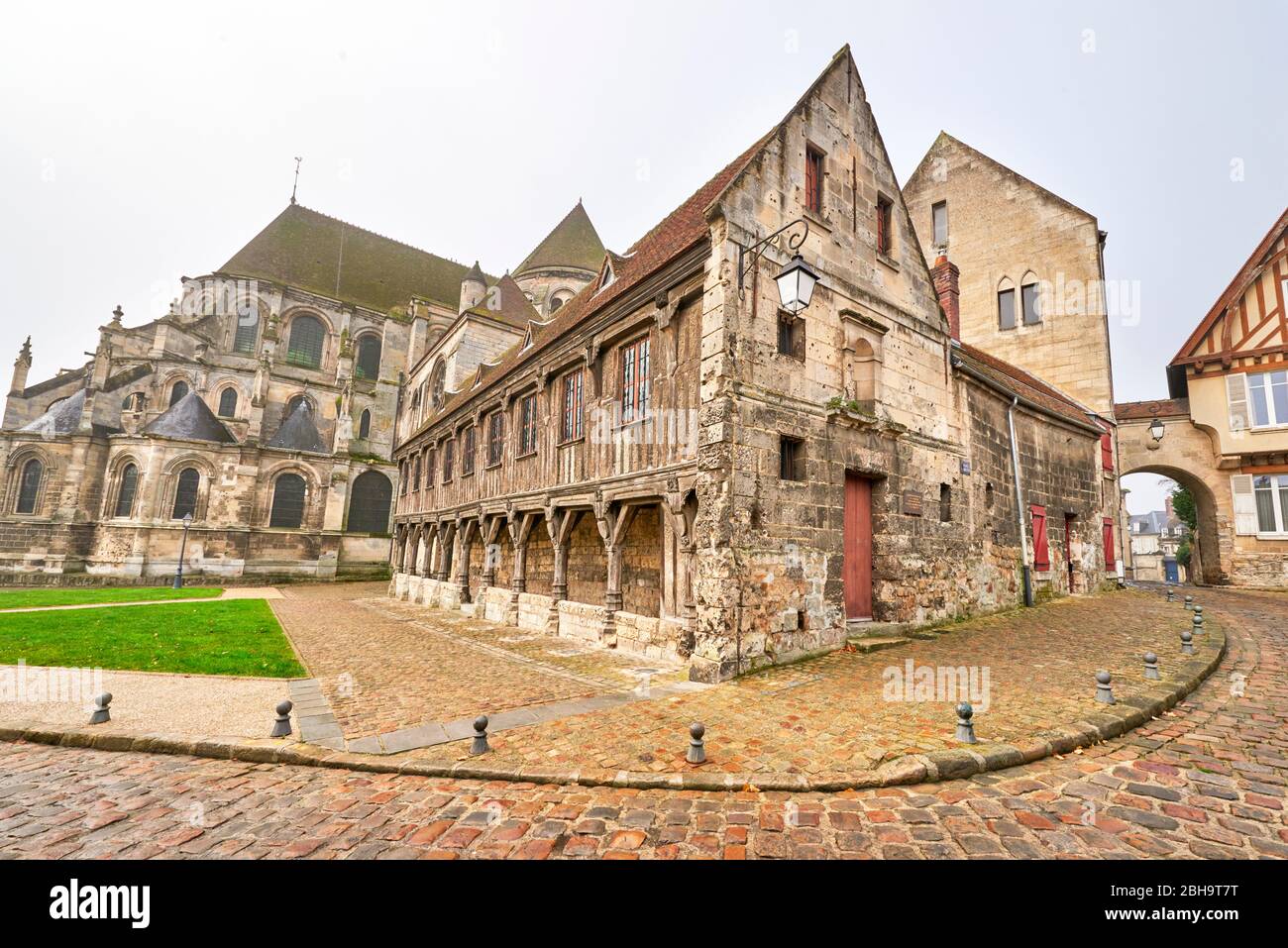 Die Bibliothek des Chapitre (Charter Library) in der Nähe der Kathedrale Notre Dame in Noyon, Oise, Picardie, Frankreich Stockfoto