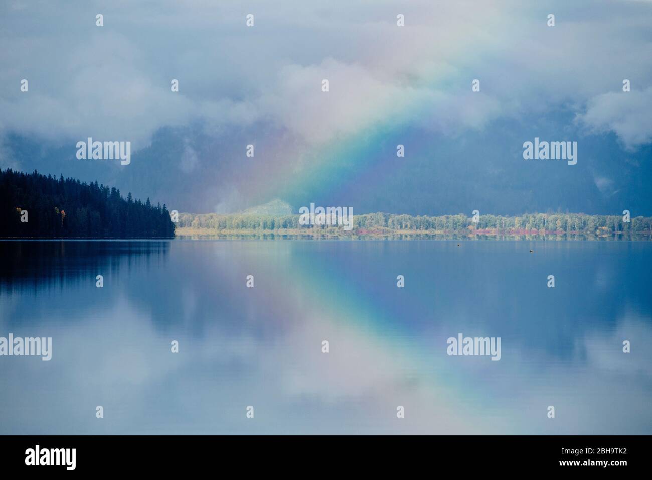 Regenbogen über dem See bei bewölktem Wetter, Lake Wenatchee State Park, Wenatchee, Washington, USA Stockfoto