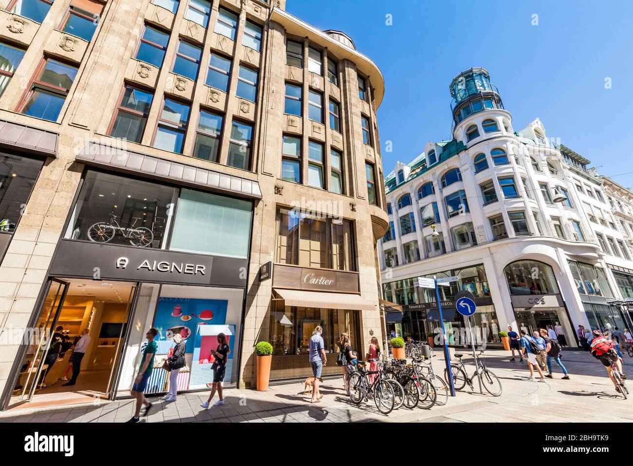 Deutschland, Hamburg, Innenstadt, Poststraße, Neuer Wall, Einkaufsstraße, exklusive Geschäfte, Radfahrer Stockfoto