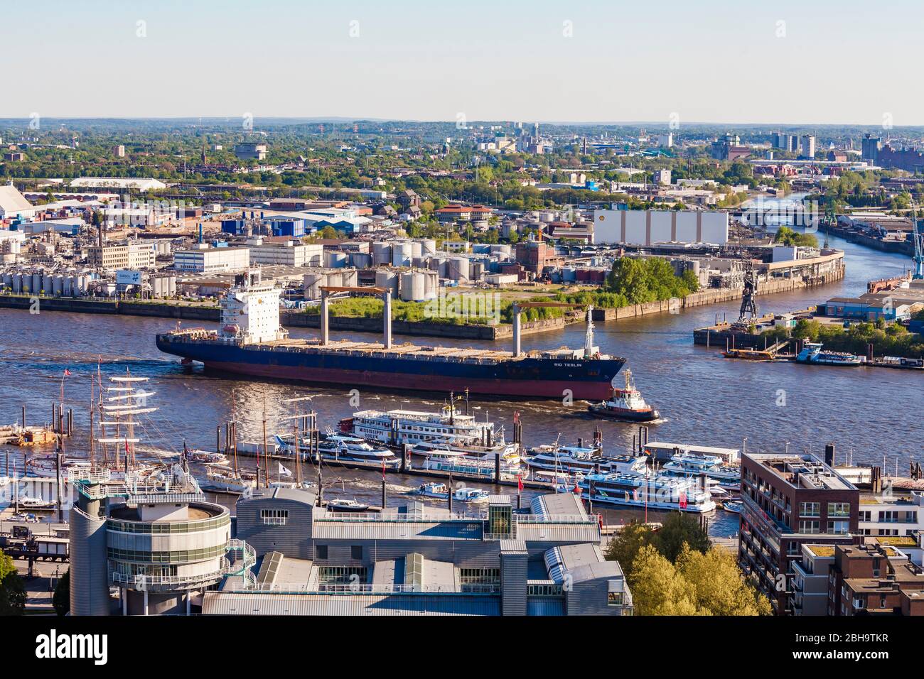 Deutschland, Hamburg, Hafen Hamburg, Elbe, Containerschiff mit Schlepper, Schiff, Ausflugsboote Stockfoto