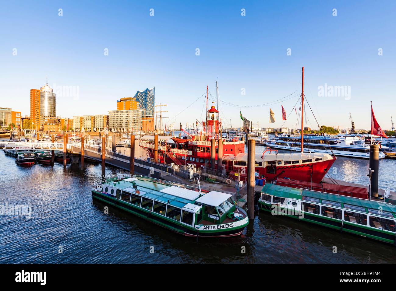 Deutschland, Hamburg, Hafen, HafenCity, Elbphilharmonie, Elphi, City Sporthafen, The Lightship, Restaurant u. Hotel, Ausflugsboote Stockfoto