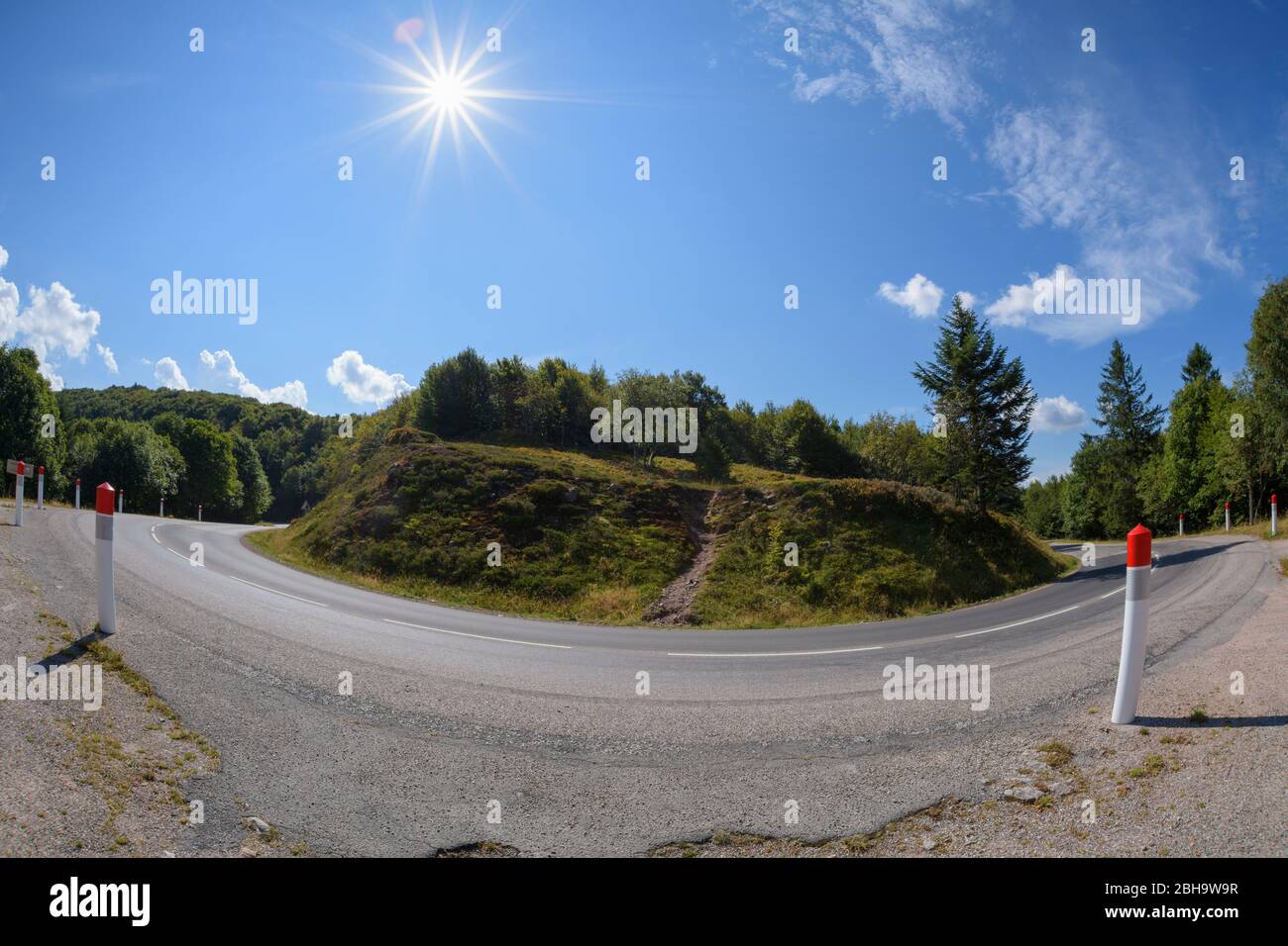 Haarnadeldrehung mit Sonne, La Bresse, Vogesen, Frankreich Stockfoto