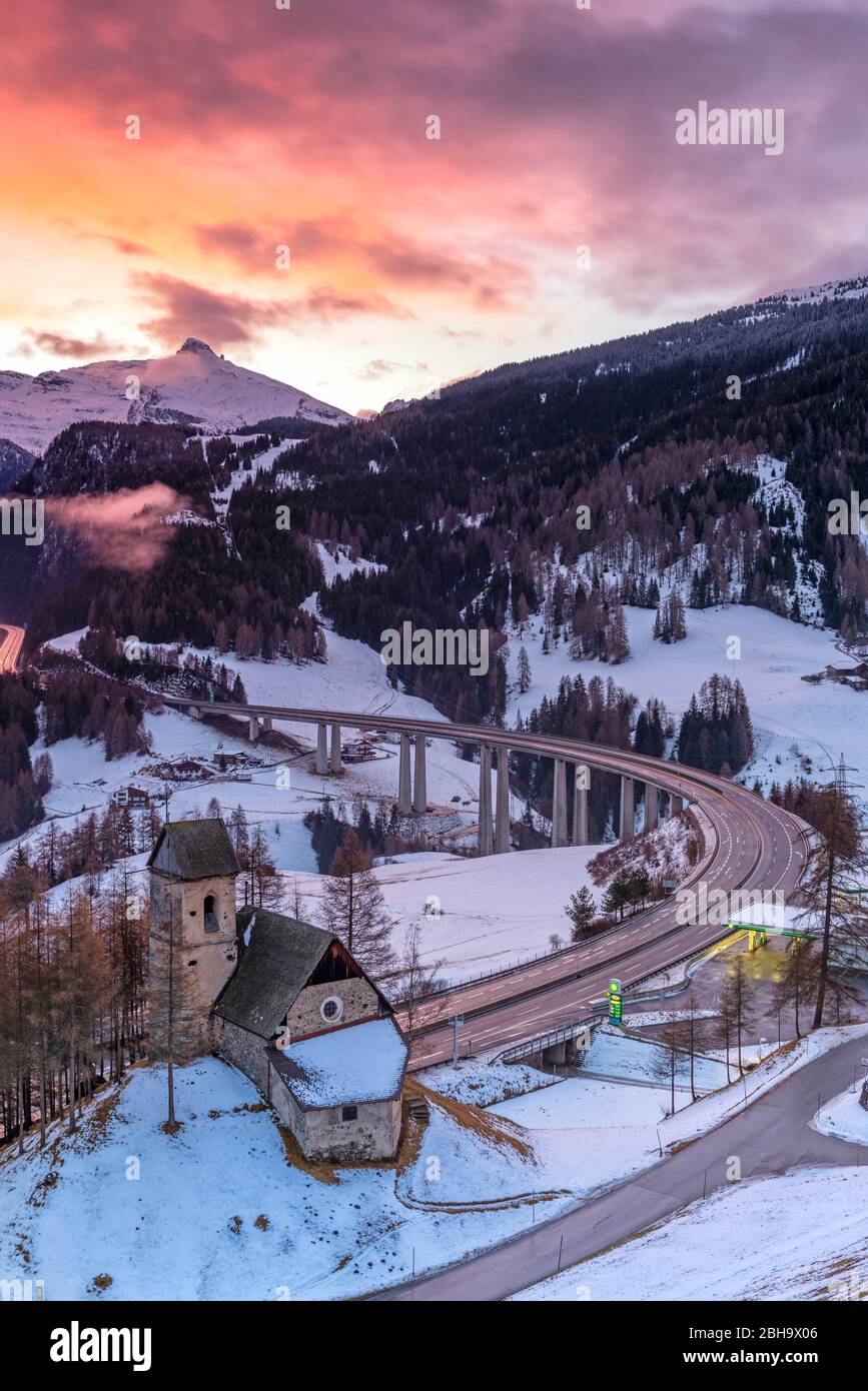 Brennerautobahn und Kirche St. Jakob in Nösslach bei Sonnenaufgang, Gemeinde Gries am Brenner, Europa, Österreich, Tirol, Stockfoto