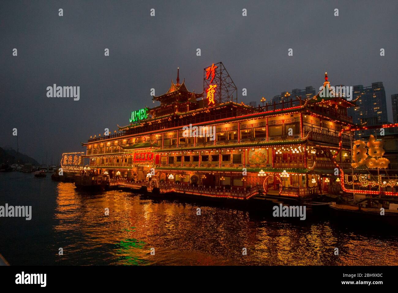 Schwimmende Restaurant Jumbo am Abend, Aberdeen, Hongkong Stockfoto