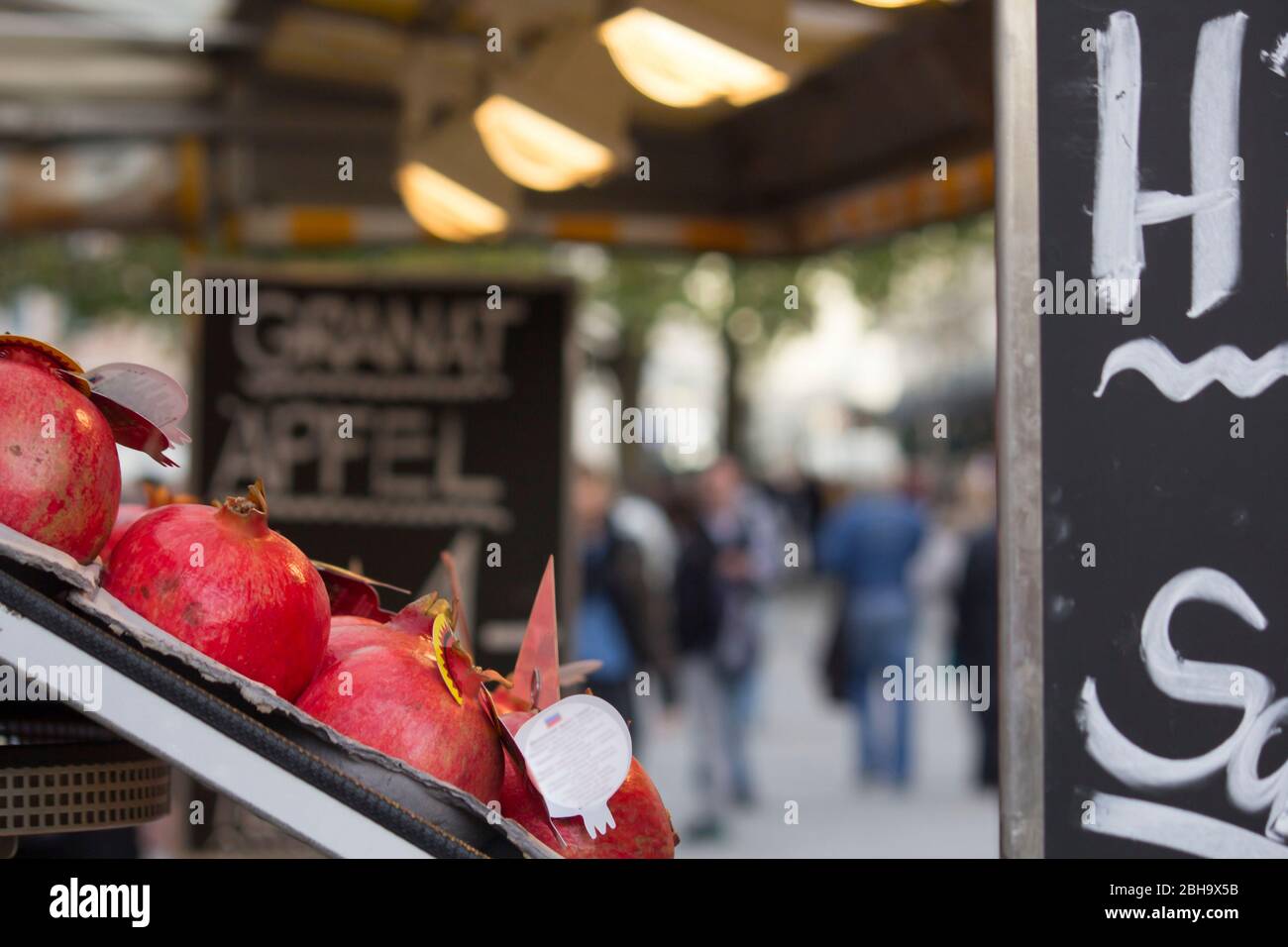 Granatäpfel werden auf einem Markt in München verkauft. Stockfoto