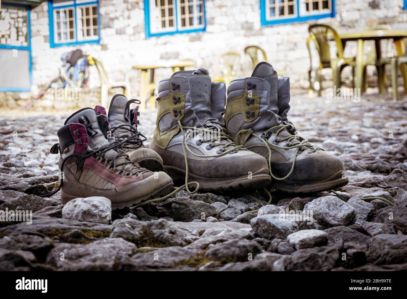 Zwei Paar Bergschuhe nach einer Trekking-Tour, Stockfoto