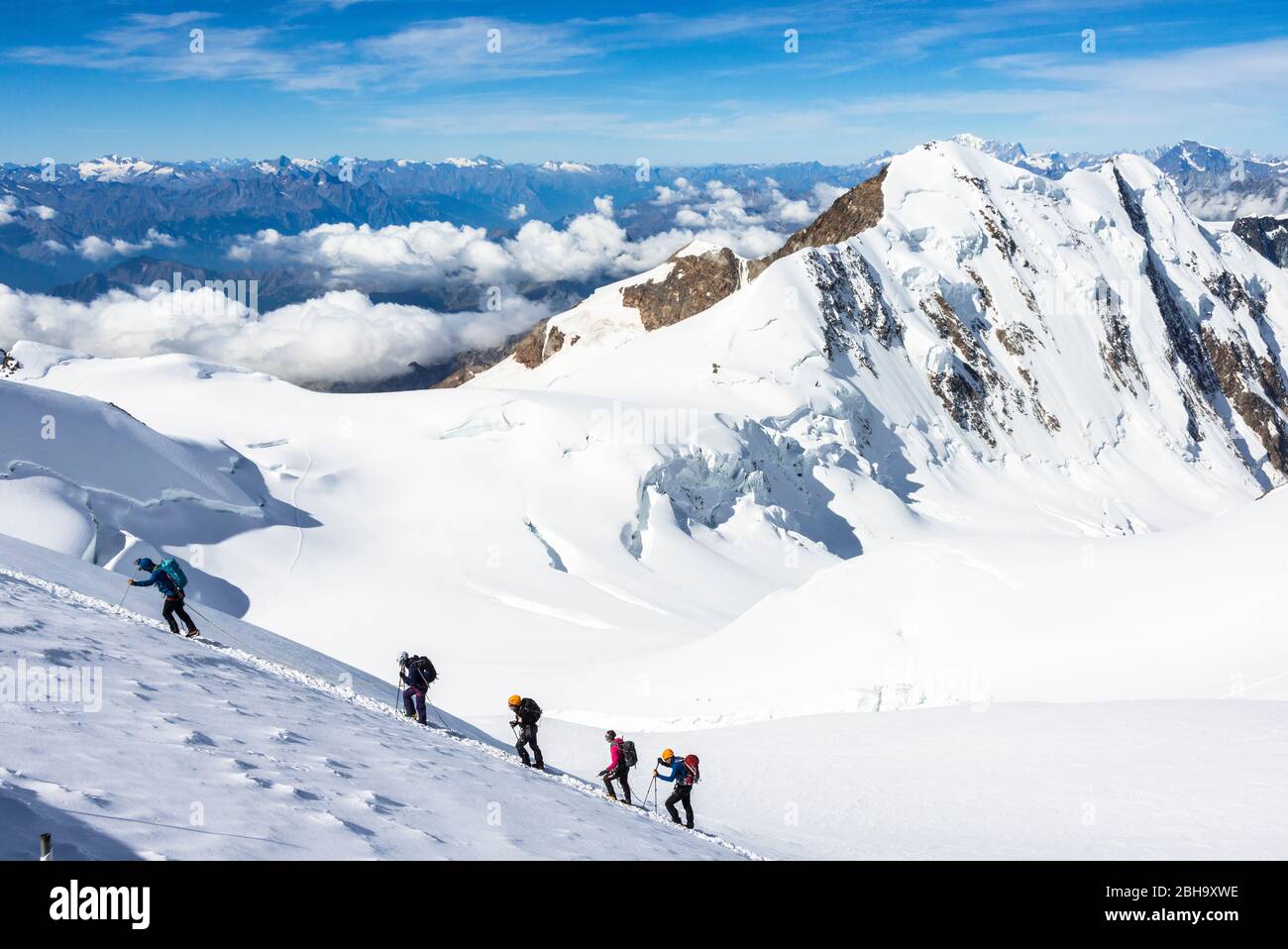 Bergsteigergruppe auf der Signalkuppe, Bick zum Liskamm, Wallis, Monte Rosa, Schweiz, Stockfoto