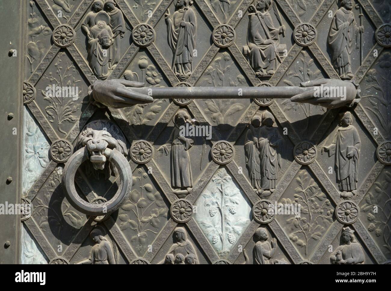 Frankreich, Elsass, Straßburg, Straßburger Münster, Hauptportal, Türklopfer, Löwenkopf, Griff, Detail Stockfoto