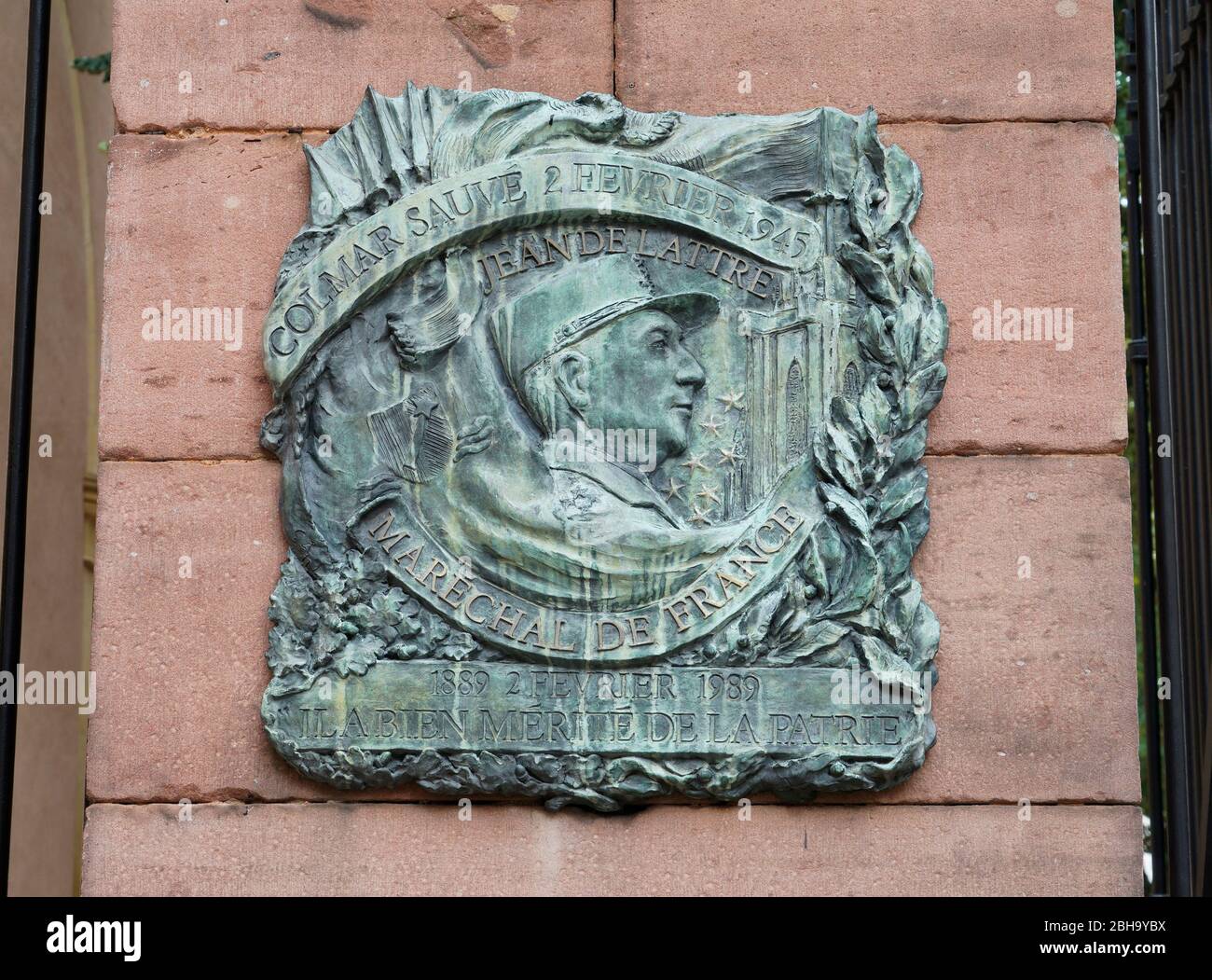 Frankreich, Elsass, Elsass Weinstraße, Colmar, Grand Rue, Gedenktafel zur Befreiung Frankreichs im Zweiten Weltkrieg am 2. Februar 1945 mit dem Porträt von General Jean de Lattre Stockfoto