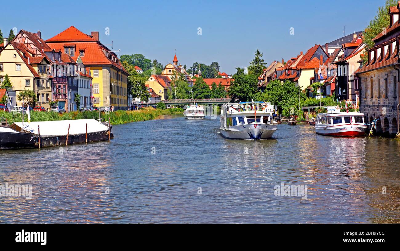 Ausflugsboote auf der Regnitz mitten in der Altstadt von Bamberg, Oberfranken, Franken, Bayern, Deutschland, UNESCO-Weltkulturerbe Stockfoto