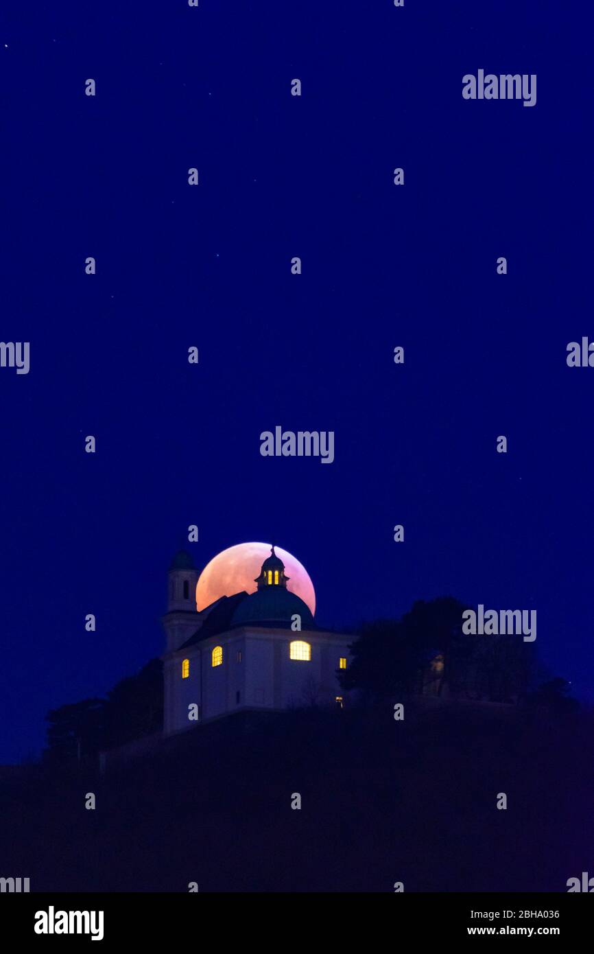 Wien, Wien: Mondfinsternis, Blutmond, Sanguinmond, Vollmond am Leopoldsberg, Kirche St. Leopold um 19. Dobling, Wien, Österreich Stockfoto
