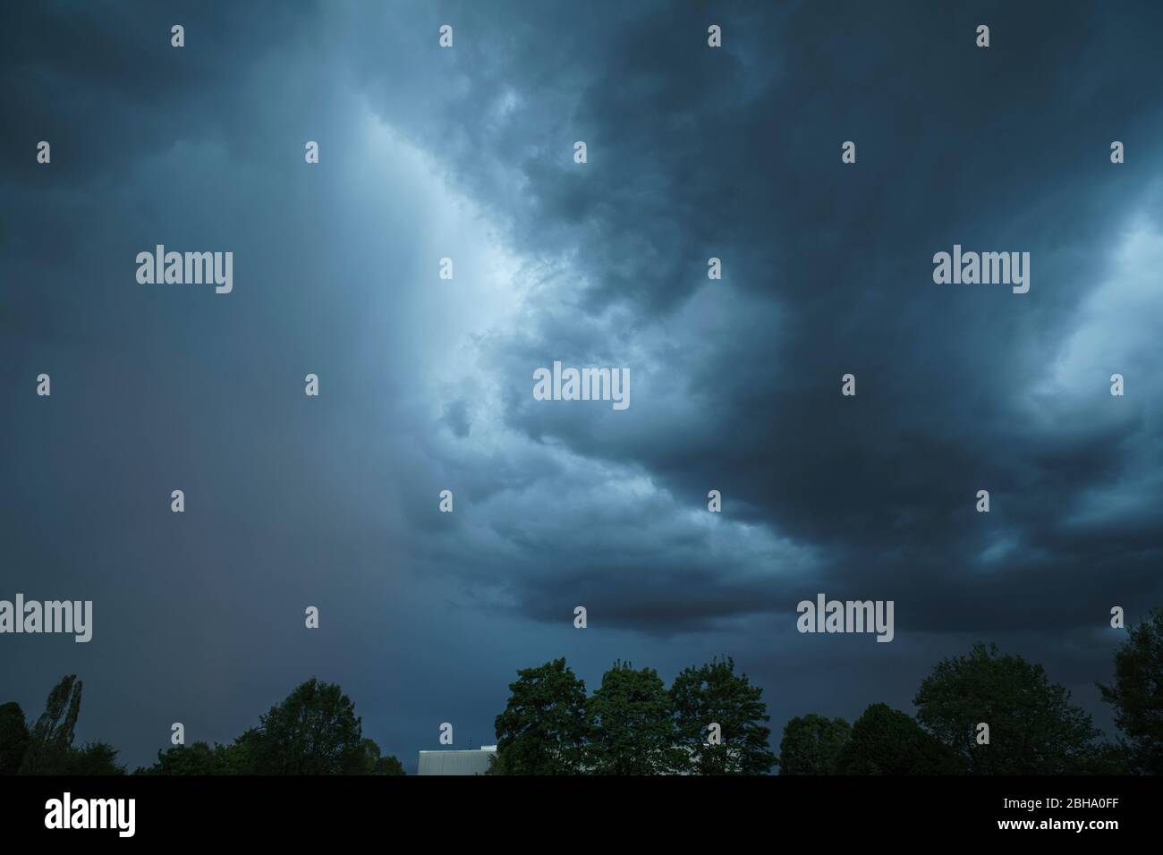 Bedrohliche Wolken über einem Park Stockfoto