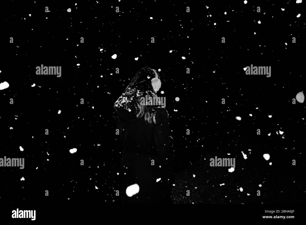 Frau mit Schneeflocken in der Nacht Stockfoto