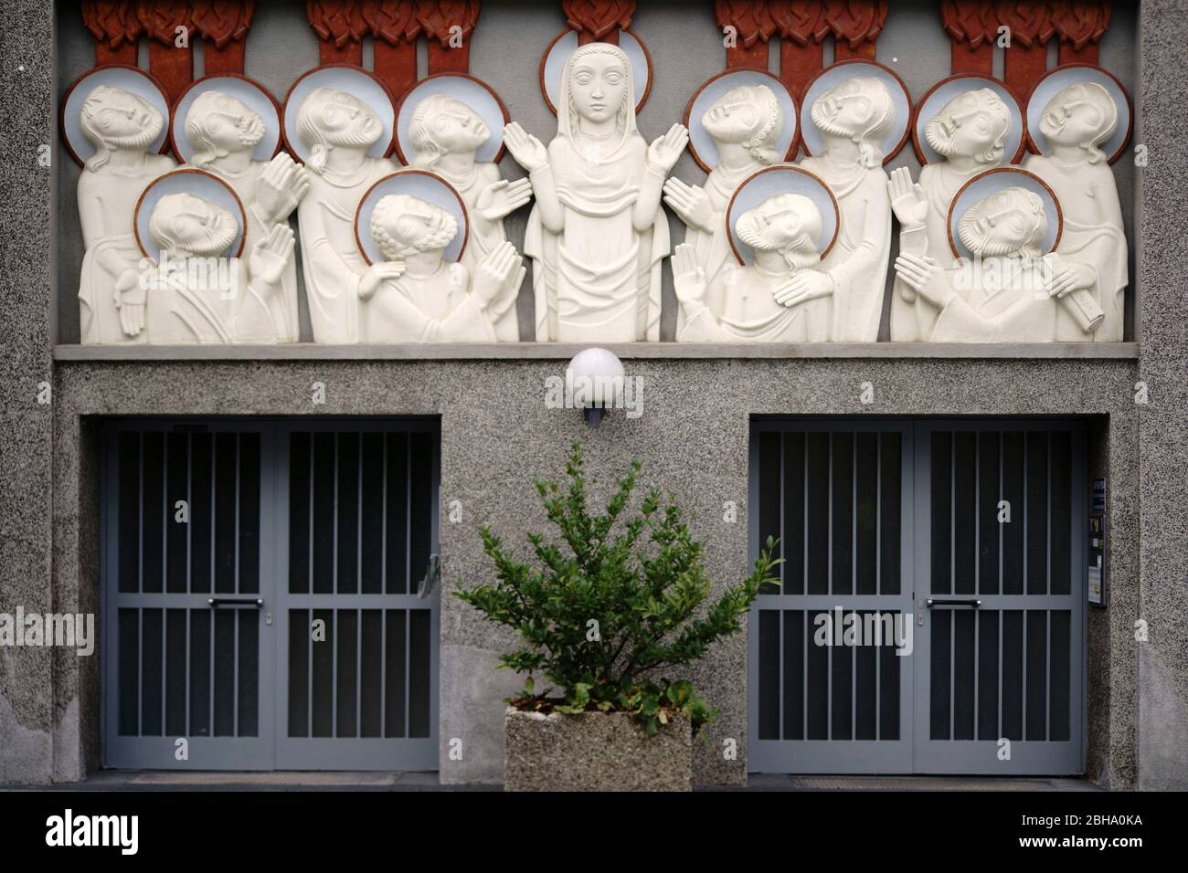 Frankfurt, Deutschland, moderne Gebetsreliefs und Jesus Christus sind über dem Eingang der Heiligen Geist Kirche zu sehen Stockfoto