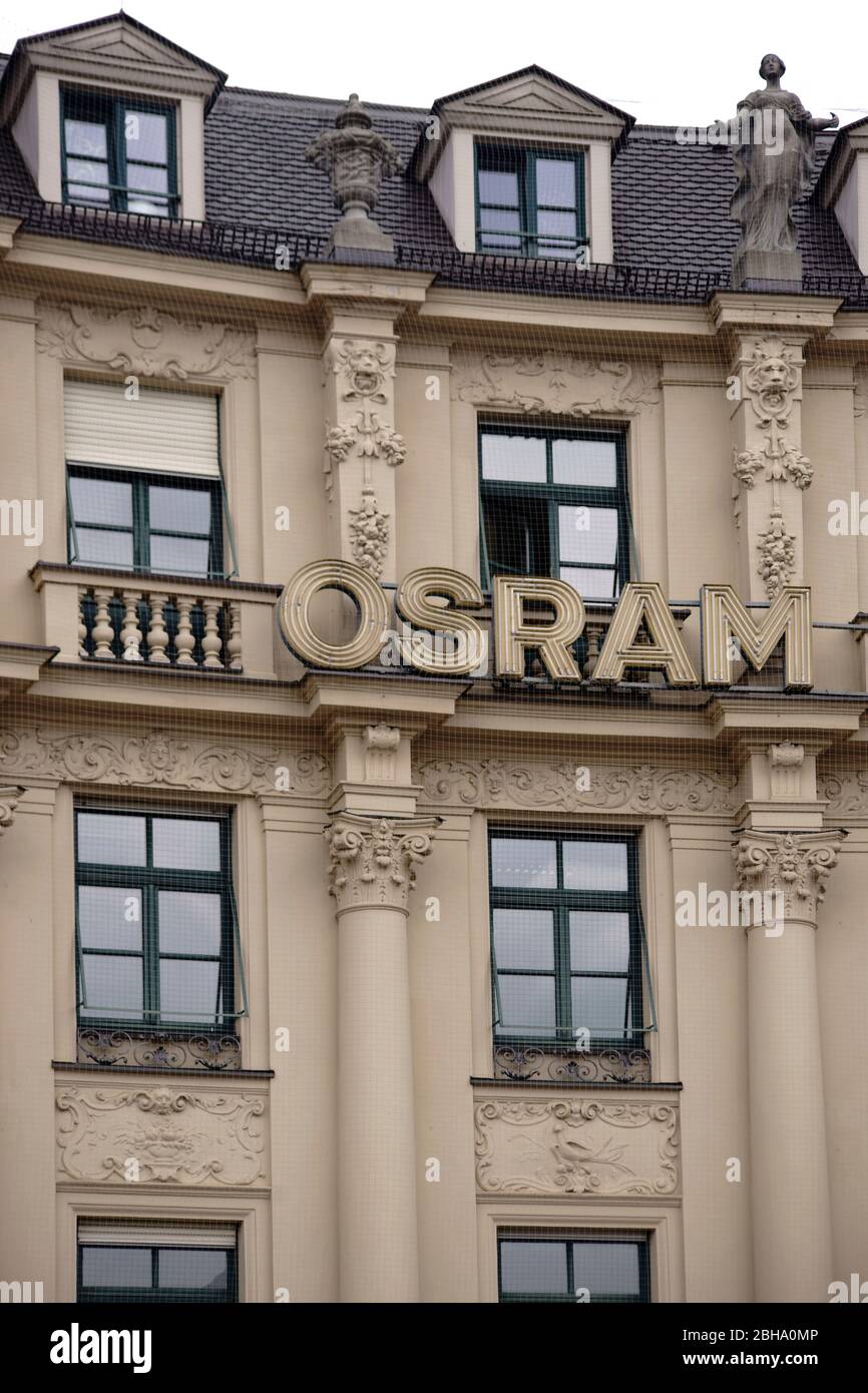 München, Deutschland, das Logo der Firma Osram, einem Hersteller von Glühbirnen in einem historischen Gebäude in der Altstadt Stockfoto