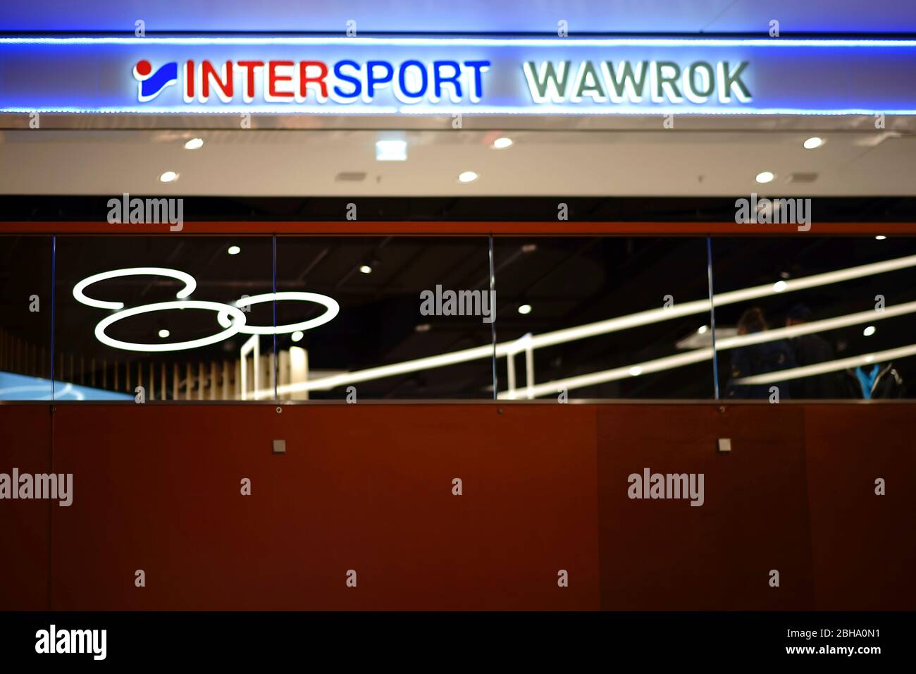 Berlin, das moderne Schaufenster und Logo eines Intersport-Sportshops in der East Side Mall Stockfoto