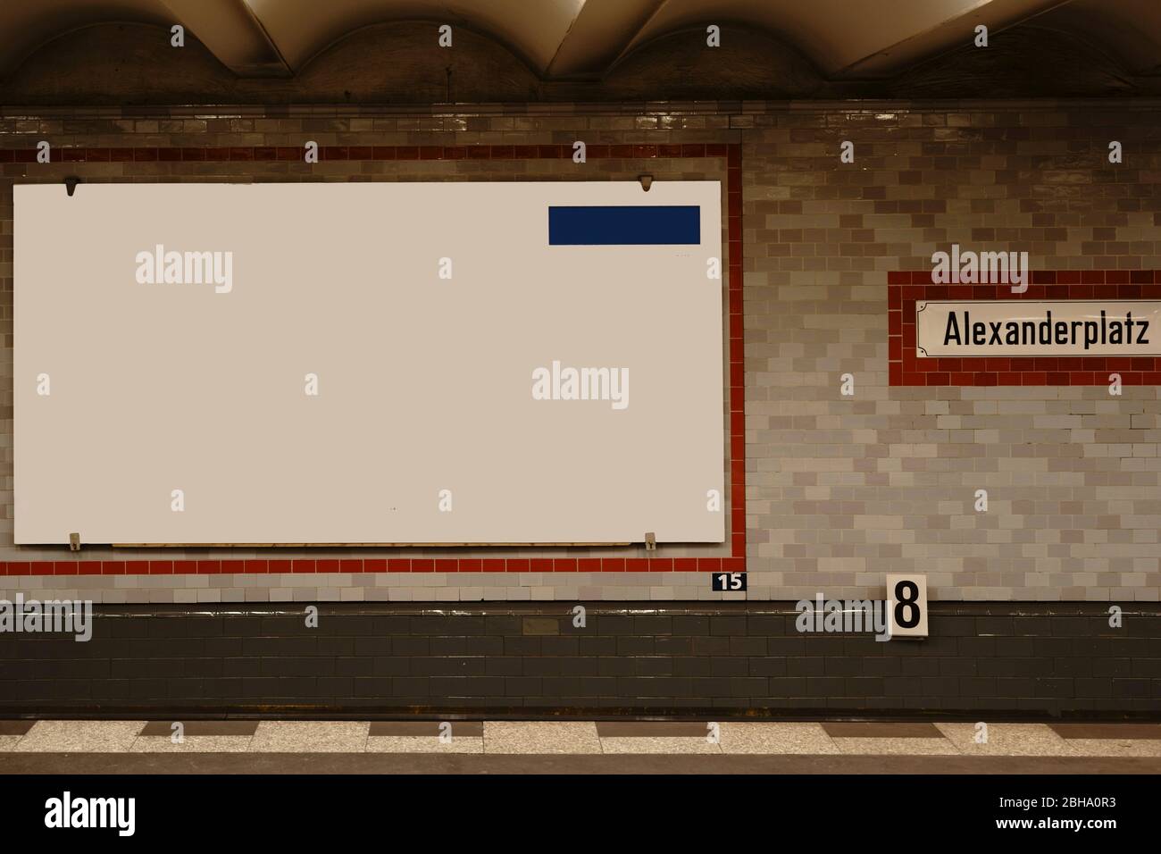 Eine leere Werbeträger durch nostalgische Kacheln an der Wand des U-Bahnhof Berlin Alexanderplatz eingerahmt. Stockfoto