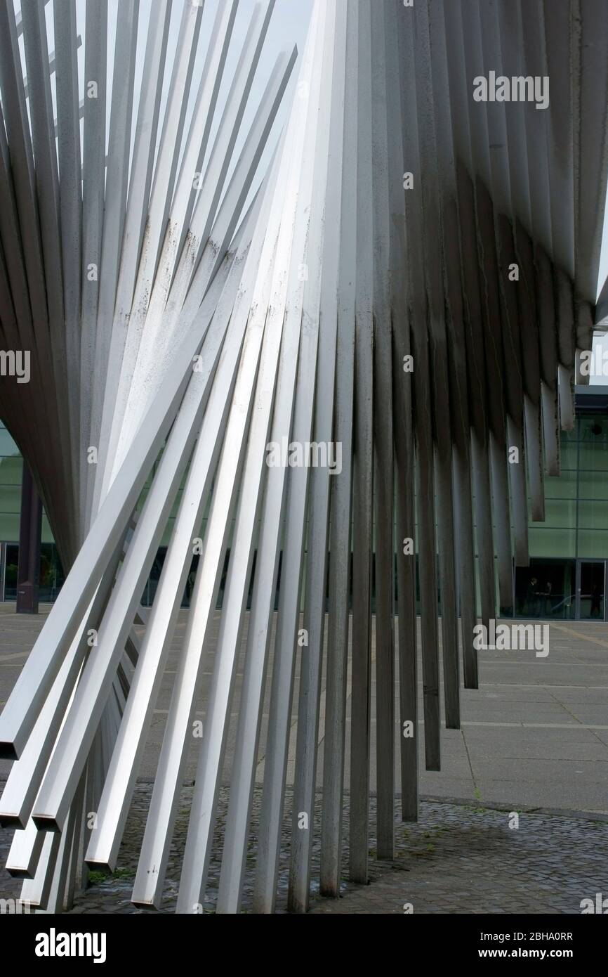 Die in der Nähe der Skulptur metallic swing Lebenskraft im Rathaus in Mainz. Stockfoto