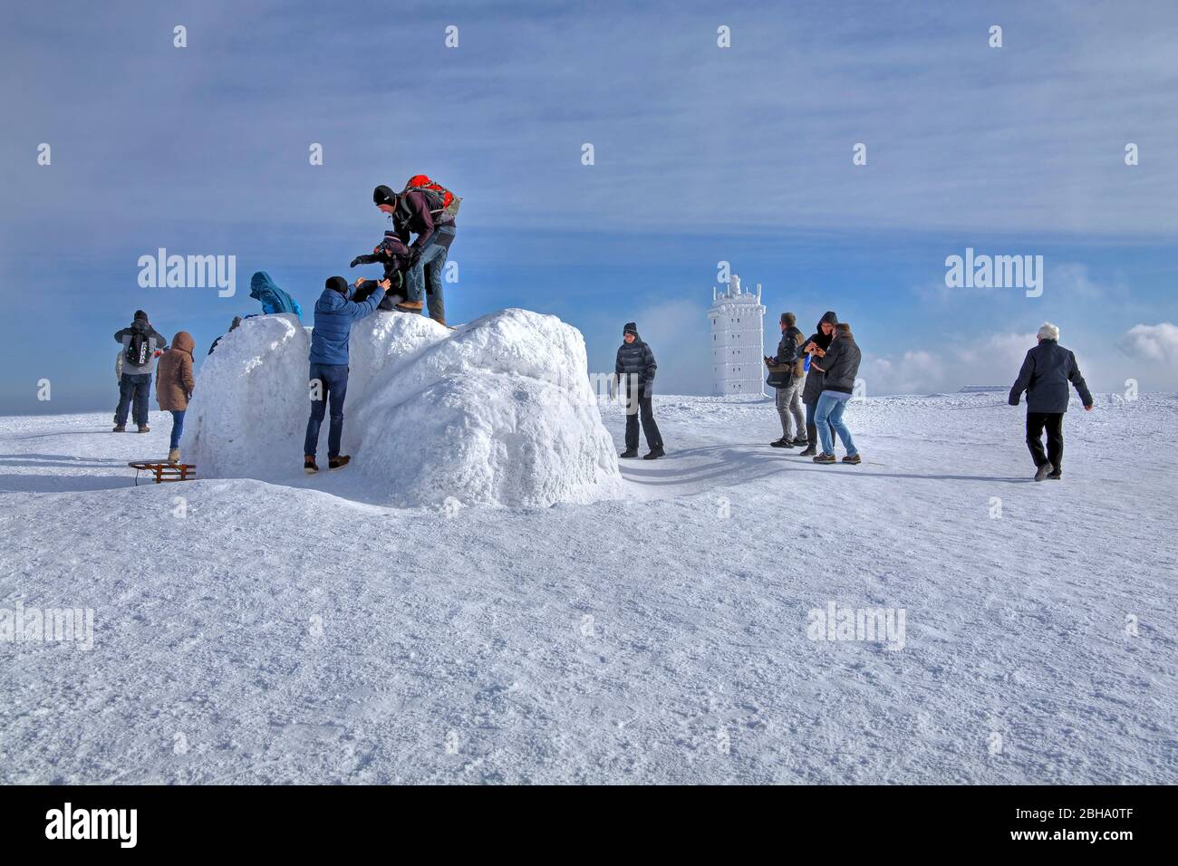 Wanderer auf dem Gipfel im Winter, Brocken, Wernigerode, Naturpark Harz, Sachsen-Anhalt, Deutschland Stockfoto