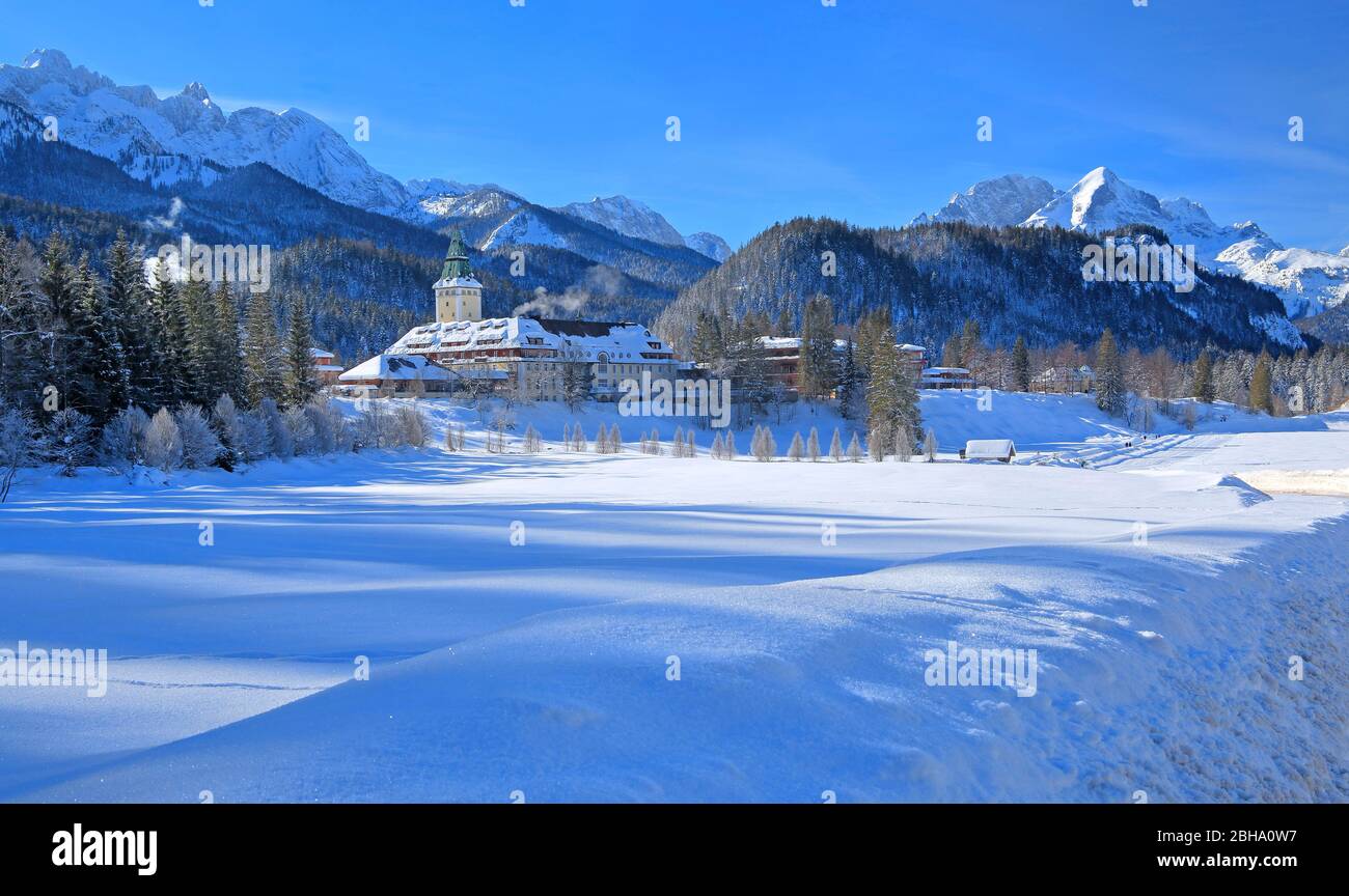 Schloss Elmau im Winter gegen Wettersteingebirge und Karwendelgebirge, Elmau, bei Klais, Werdenfelser Land, Oberbayern, Bayern, Deutschland Stockfoto