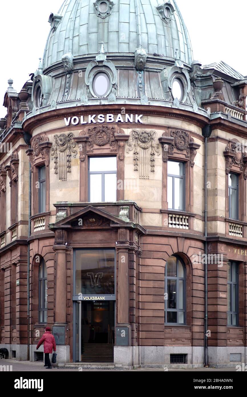 Kaiserslautern, Deutschland - 26. Januar 2019: Die alten und historischen Gebäude der Volksbank mit einem Turm auf Januar 26, 2019 in Kaiserslautern. Stockfoto