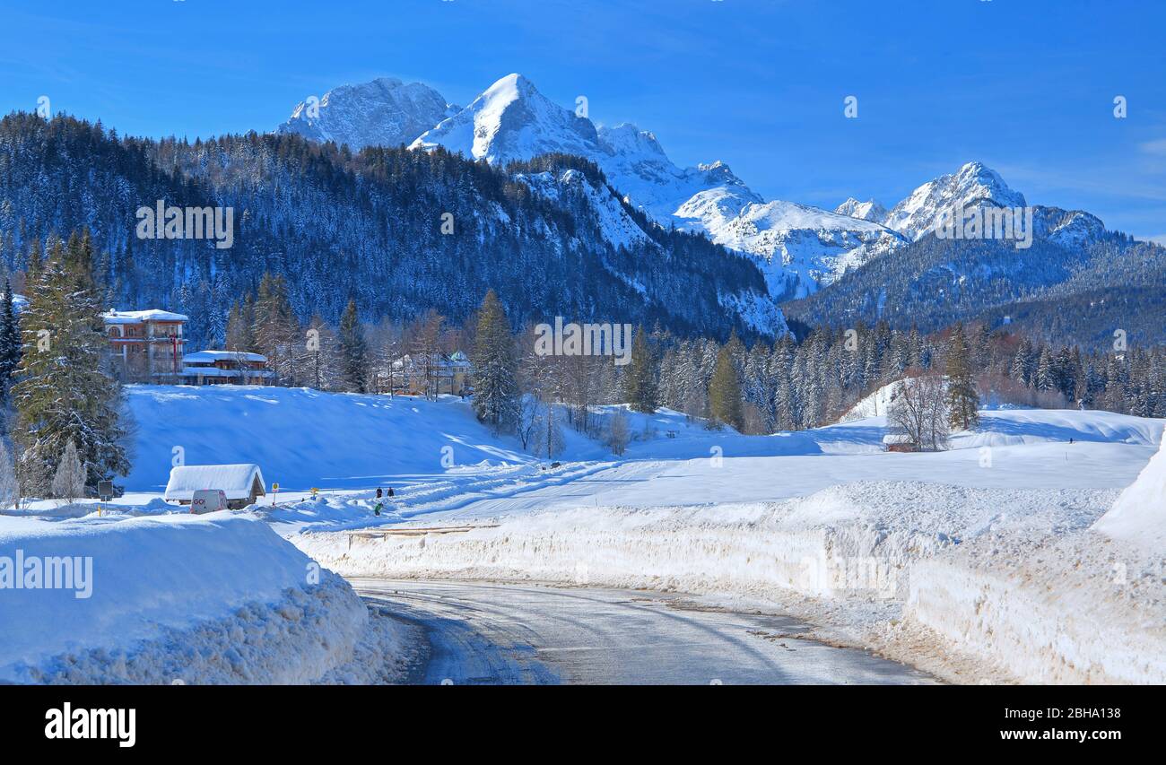 Winterstimmung mit Blick auf die Alpspitze, in Elmau, bei Klais, Werdenfelser Land, Oberbayern, Bayern, Deutschland Stockfoto