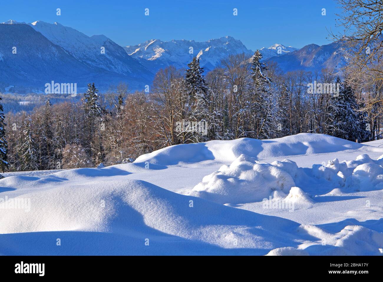 Winterlandschaft mit Blick auf Ester und Zugspitze, Riegsee, das Blaue Land, Oberbayern, Bayern, Deutschland Stockfoto