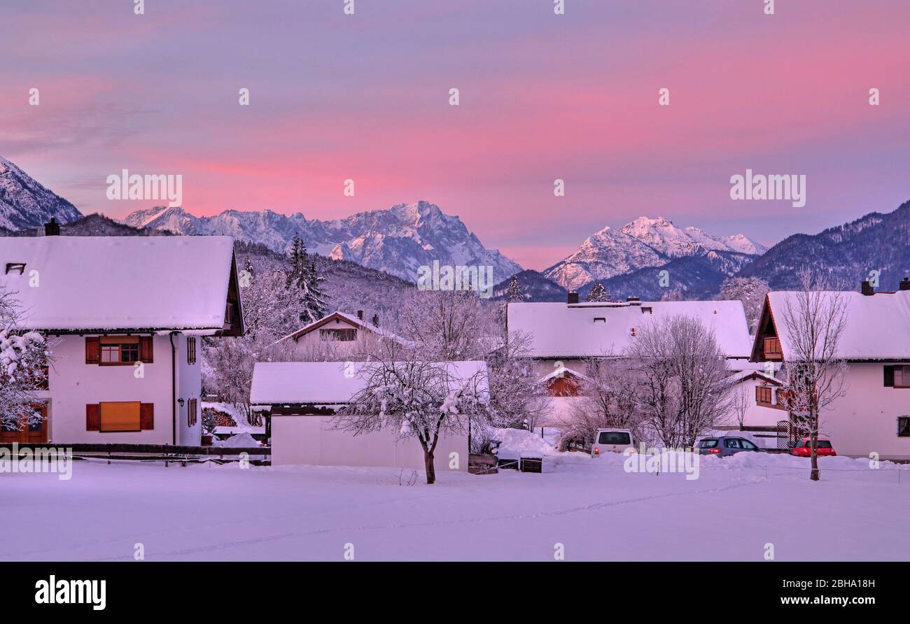 Blick auf Zugspitze und Kramerspitz, Ohlstadt, das Blaue Land, Oberbayern, Bayern, Deutschland Stockfoto